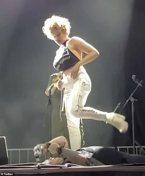 Penyanyi Rocker Sophia Urista 'Brass Against' Bikin Ulah! Kencing Di Atas Panggung

