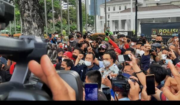 Anies Temui Massa Aksi, Buruh Teriakkan 'Dukung Anies Jadi Presiden Indonesia'