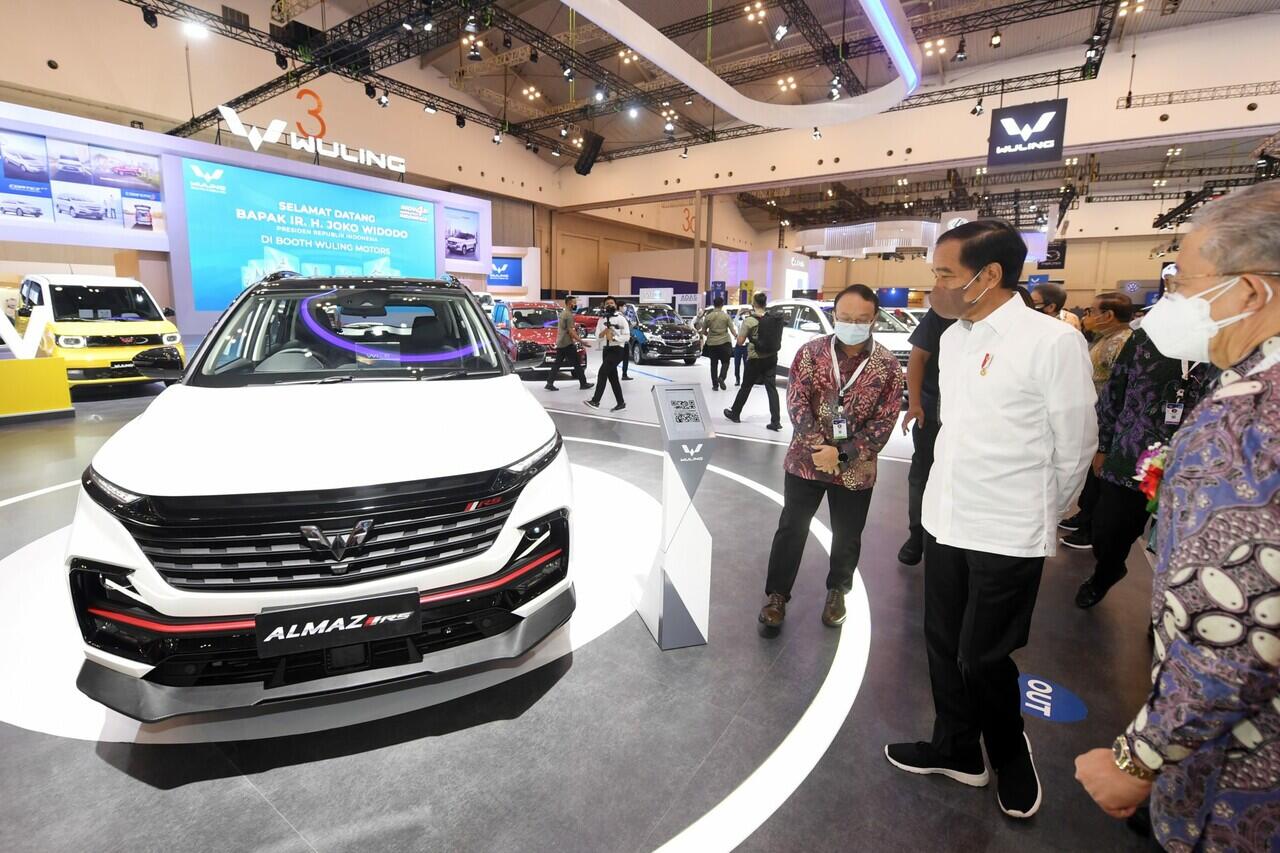 Presiden Republik Indonesia Kunjungi Booth Wuling Motors di GIIAS 2021