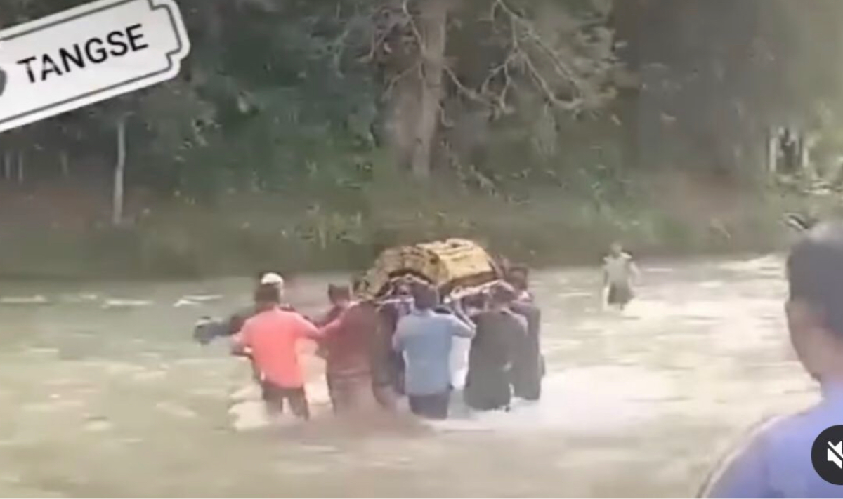 Warga Ramai-ramai Sebrangi Sungai dan Gotong Jenazah, Akibat Tak Ada Jembatan