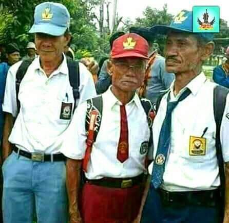 Beginilah Tampilannya Jika Para Lansia Menggunakan Seragam Sekolah SD, SMP dan SMA
