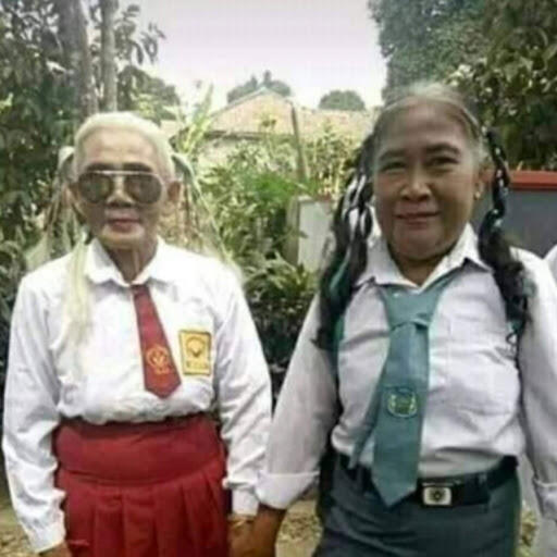 Beginilah Tampilannya Jika Para Lansia Menggunakan Seragam Sekolah SD, SMP dan SMA