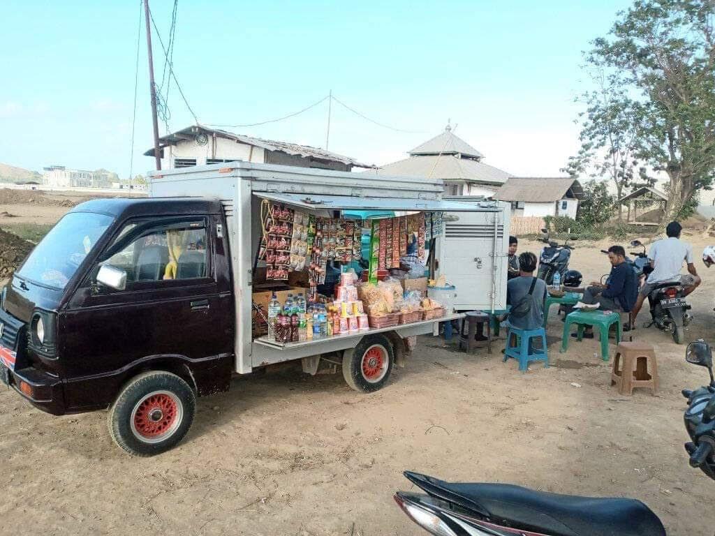 Warga Buka Warung di Dalam Kawasan Sirkuit Mandalika