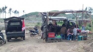 Warga Buka Warung di Dalam Kawasan Sirkuit Mandalika