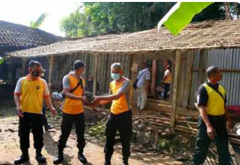 Kapolres Sukoharjo Terjun Langsung Bersihkan Puing Rumah