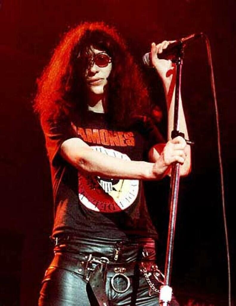 KISAH HIDUP : Joey Ramone, Frontman Ringkih & Cinta Segitiga yang Rumit!