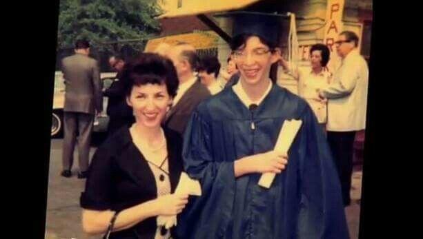 KISAH HIDUP : Joey Ramone, Frontman Ringkih &amp; Cinta Segitiga yang Rumit!