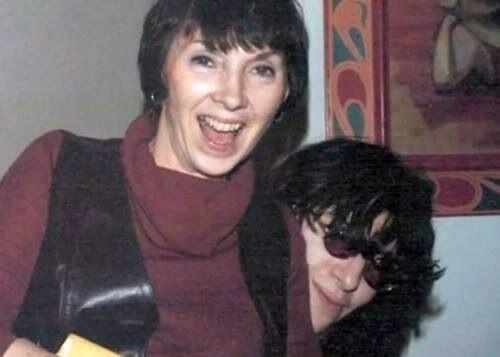 KISAH HIDUP : Joey Ramone, Frontman Ringkih &amp; Cinta Segitiga yang Rumit!