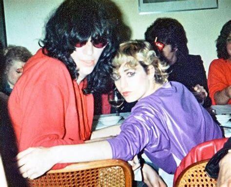 KISAH HIDUP : Joey Ramone, Frontman Ringkih &amp; Cinta Segitiga yang Rumit!