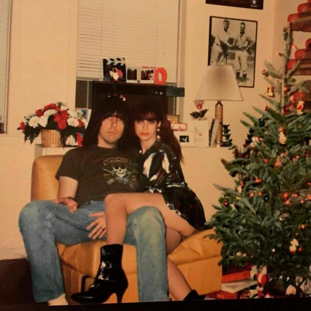 KISAH HIDUP : Joey Ramone, Frontman Ringkih & Cinta Segitiga yang Rumit!