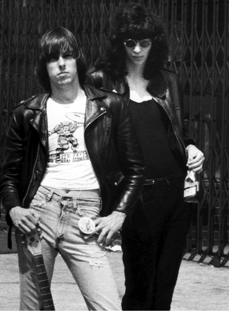 KISAH HIDUP : Joey Ramone, Frontman Ringkih &amp; Cinta Segitiga yang Rumit!