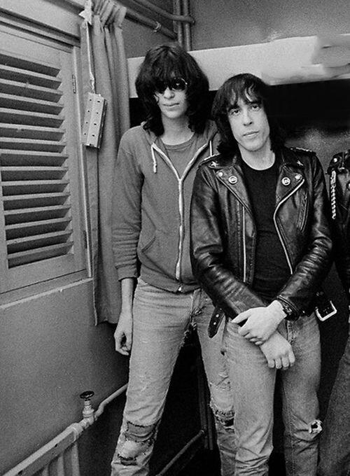 KISAH HIDUP : Joey Ramone, Frontman Ringkih &amp; Cinta Segitiga yang Rumit!