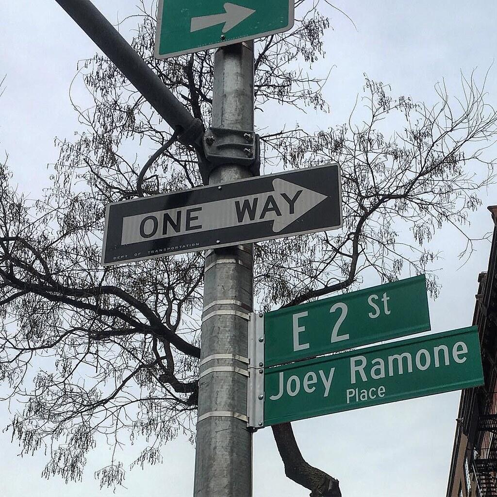KISAH HIDUP : Joey Ramone, Frontman Ringkih & Cinta Segitiga yang Rumit!