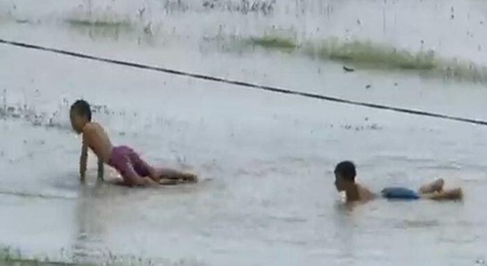 Viral Bocah Asyik Berenang di Kubangan Sirkuit Mandalika, Netizen: Indonesia Banget