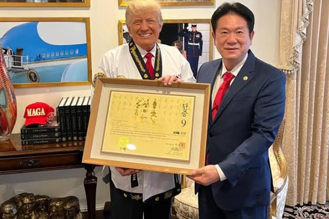 Lord &quot;Donald Trump&quot; Menerima Sabuk Hitam Taekwondo, Kok Bisa Ya?