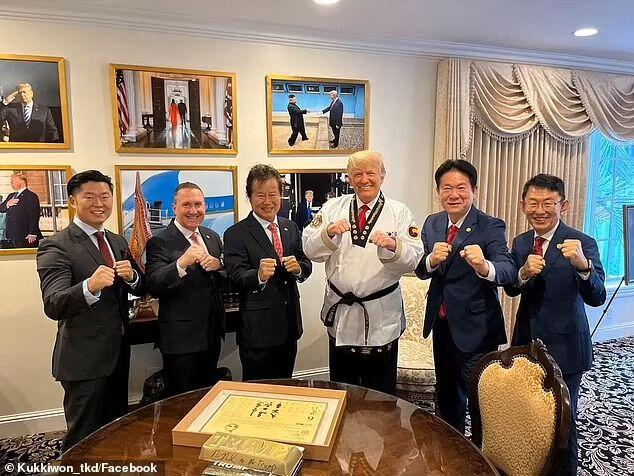 Lord &quot;Donald Trump&quot; Menerima Sabuk Hitam Taekwondo, Kok Bisa Ya?