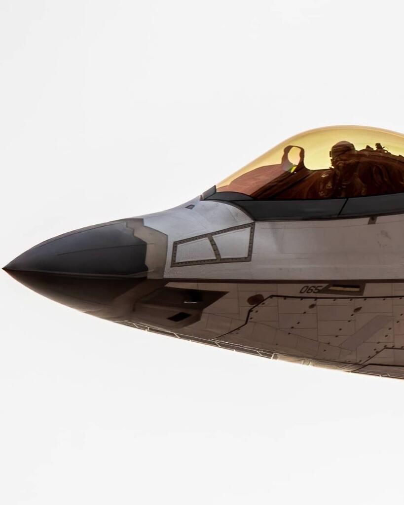 Apakah F-22 Raptor Sedang Menguji Coating Baru ?
