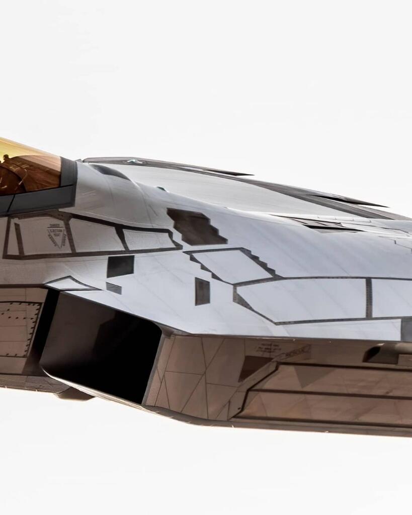 Apakah F-22 Raptor Sedang Menguji Coating Baru ?