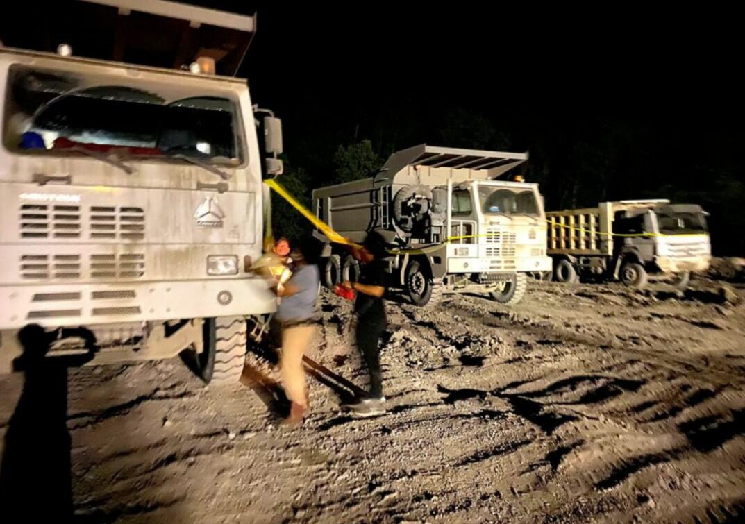 Dua WNA Asal Cina Beserta Puluhan Truk dan Alat Berat Diamankan