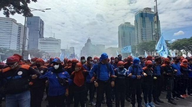 Sebut Dihina Oleh Negara karena Dilarang Aksi di Depan MK,Massa Buruh Siap Mogok 