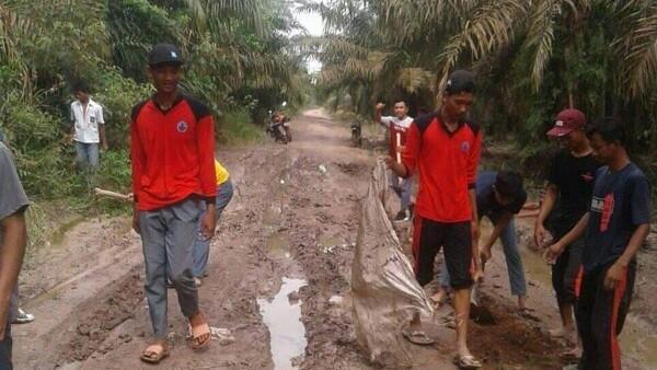 Kisah Pelajar Perbaiki Sendiri Jalan ke Sekolah Sebab Rusak Parah