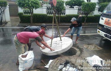 Baru Dibangun, Tutup Sumur Resapan di Jalan Intan Cilandak Sudah Jebol