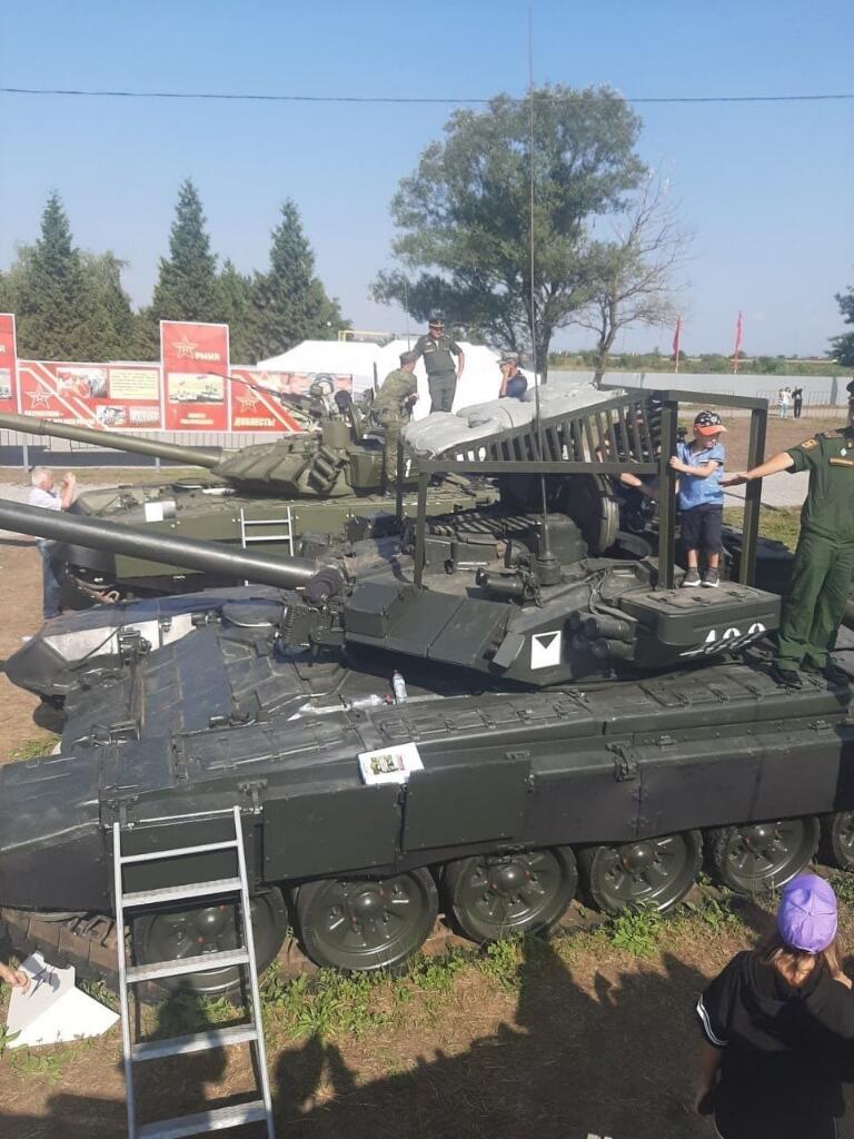 Tank T-80 Rusia di Krimea Tampil dengan Armor Baru yang Aneh