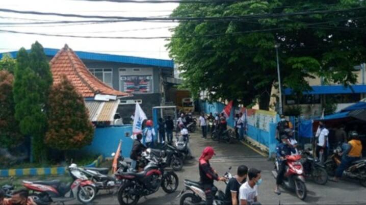 Massa Buruh Mulai Padati Depan Gedung Grahadi Surabaya