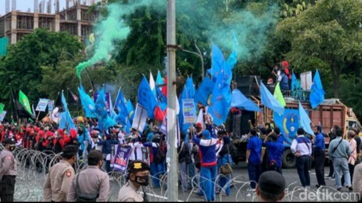 Massa Buruh Mulai Padati Depan Gedung Grahadi Surabaya