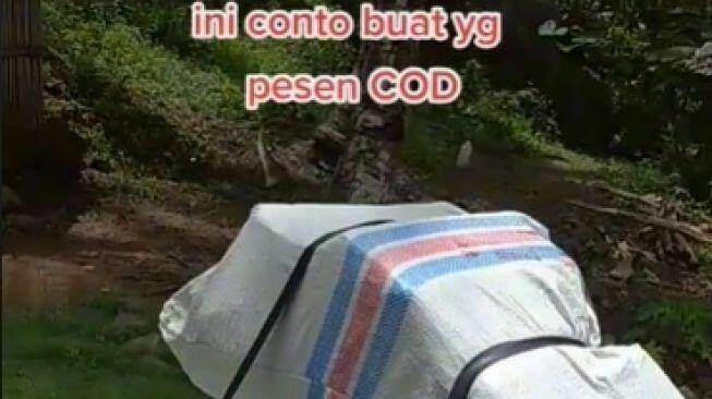 Beli Barang COD, Pembeli Ini Sudah Tinggalkan Uang di Luar Rumah, Bikin Kurir Senang