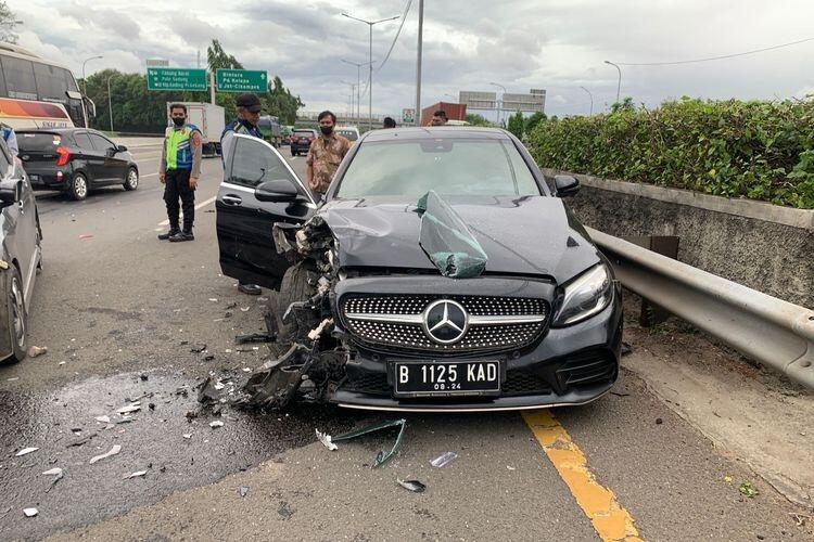 Orang Pikun Bawa Mobil Mewah Lawan Arah, Hasilnya Menabrak Mobil Lain Di Jalan Tol