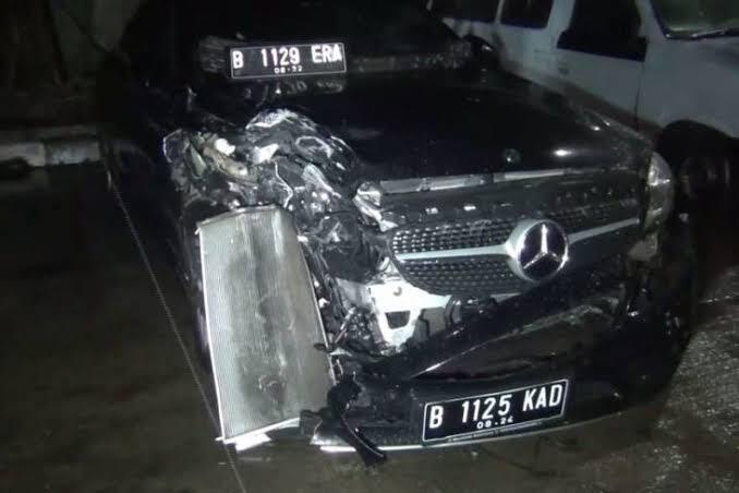 Orang Pikun Bawa Mobil Mewah Lawan Arah, Hasilnya Menabrak Mobil Lain Di Jalan Tol