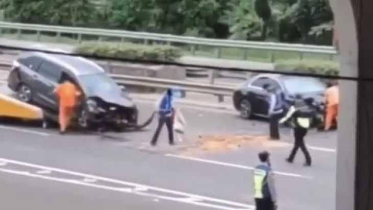 Orang Pikun Bawa Mobil Mewah Lawan Arah, Hasilnya Menabrak Mobil Lain Di Jalan Tol