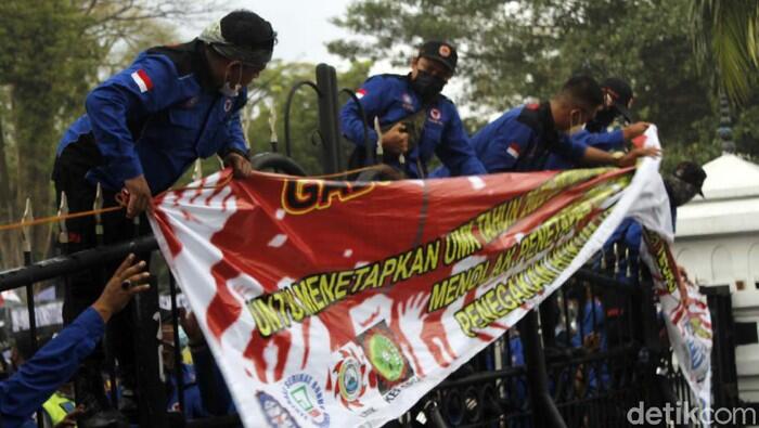 Buruh Bentangkan Spanduk 'JOKOWI MUNDUR' di Gedung Sate