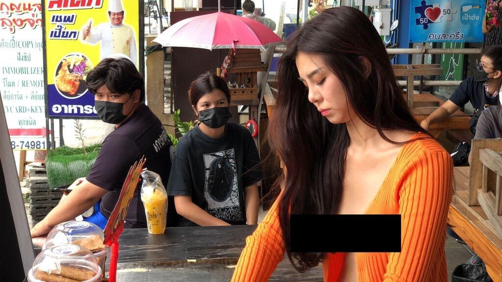 Wanita Cantik Ini Jualan Kok Ga Pakai Bra?