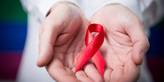 Pita Merah Untuk Memperingati Hari AIDS Sedunia