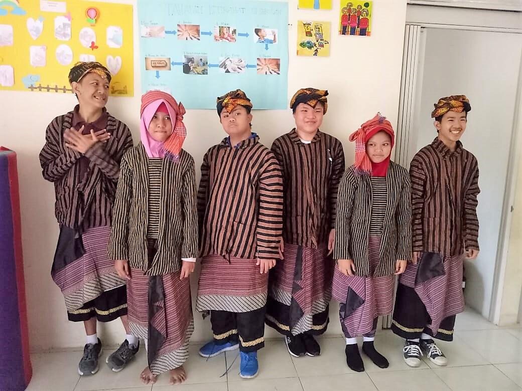 SCHOOL IS MIRROR SOCIATY (SEKOLAH ADALAH CERMIN MASYARAKAT)
