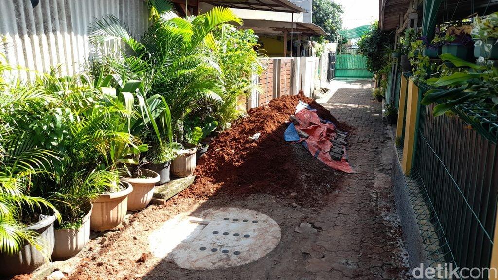 Sudah 5 Hari, Tanah Sumur Resapan Pasar Minggu Belum Diangkut