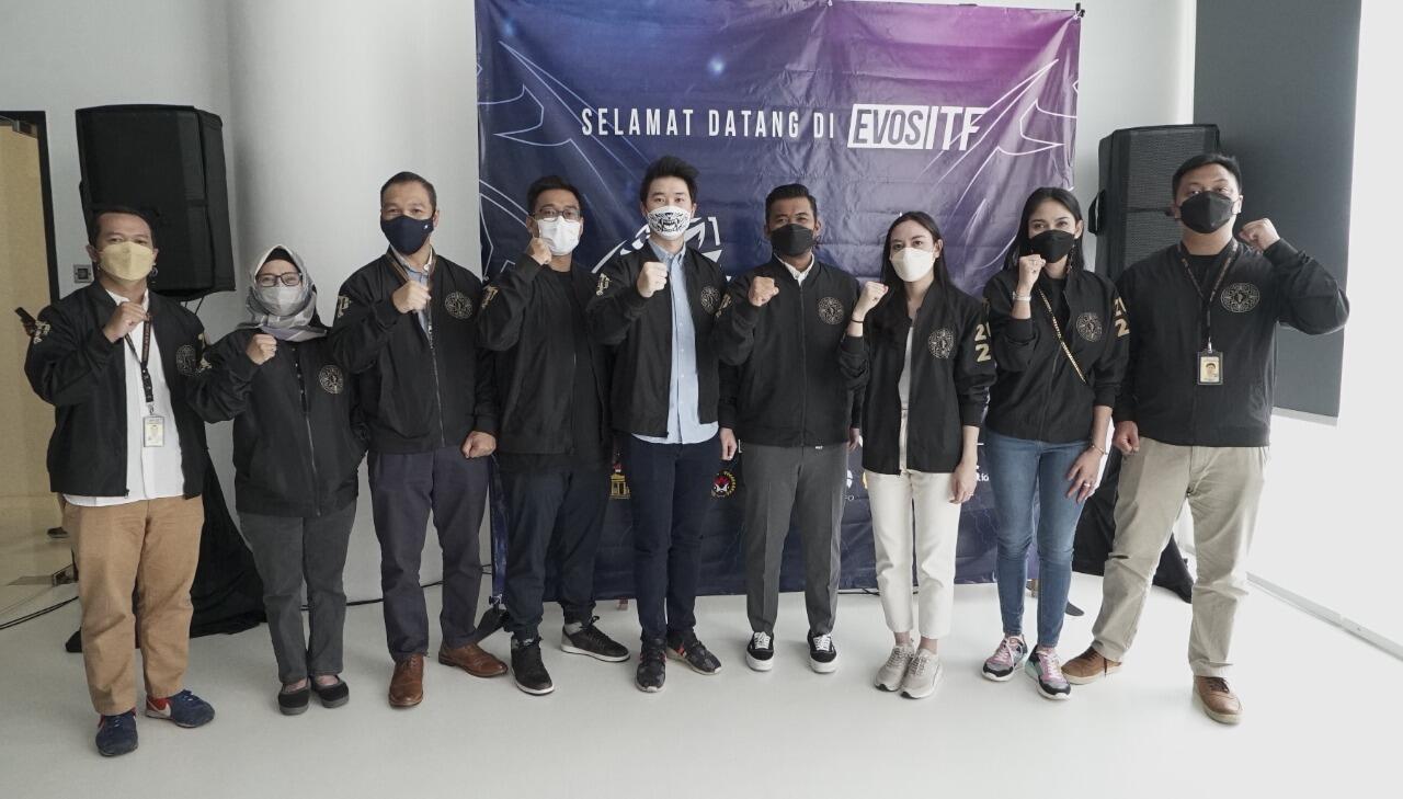 Berkomitmen Kembangkan Potensi Atlet Esport Nasional, Pemerintah Kunjungi Markas EVOS