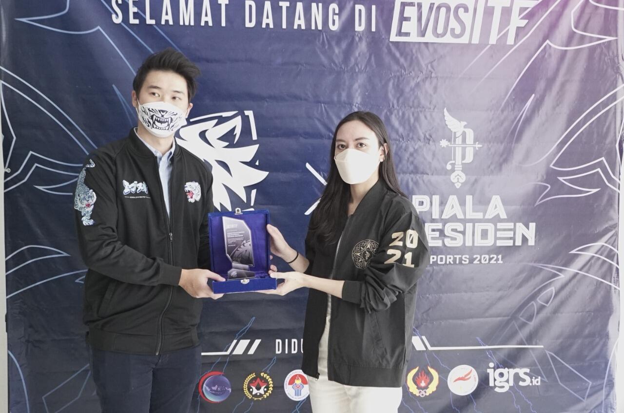 Berkomitmen Kembangkan Potensi Atlet Esport Nasional, Pemerintah Kunjungi Markas EVOS