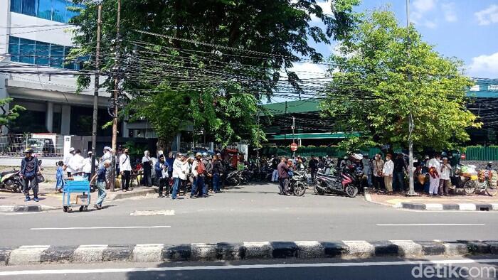 Dipukul Mundur ke Tanah Abang, Massa 212 Kini Bertahan di Pinggir Jalan 