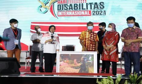 Risma Paksa Anak Disabilitas Rungu Berbicara, Diprotes
