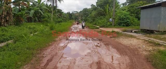 9 TAHUN TAK KUNJUNG DIPERBAIKI! Inilah 5 Jalan Rusak Terparah Di Indonesia