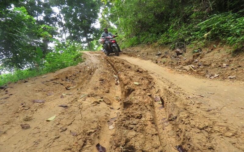 9 TAHUN TAK KUNJUNG DIPERBAIKI! Inilah 5 Jalan Rusak Terparah Di Indonesia