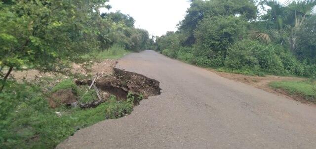 9 TAHUN TAK KUNJUNG DIPERBAIKI! Inilah 5 Jalan Rusak Terparah Di Indonesia