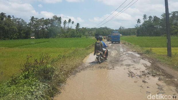 9 TAHUN TAK KUNJUNG DIPERBAIKI! Inilah 5 Jalan Rusak Terparah Di Indonesia