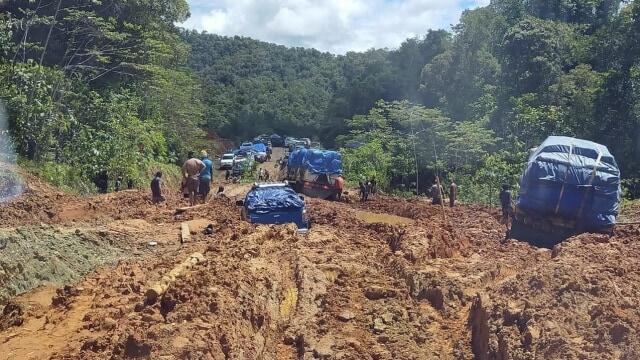 9 TAHUN TAK KUNJUNG DIPERBAIKI! Inilah 5 Jalan Rusak Terparah Di Indonesia