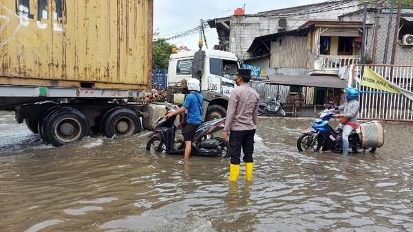 Puluhan Warga Muara Angke Terdampak Banjir Rob, Polisi Beri Bantuan