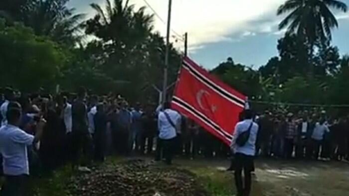 Sejumlah Warga Kibarkan Bendera Bulan Bintang Diiringi Azan Saat Milad GAM