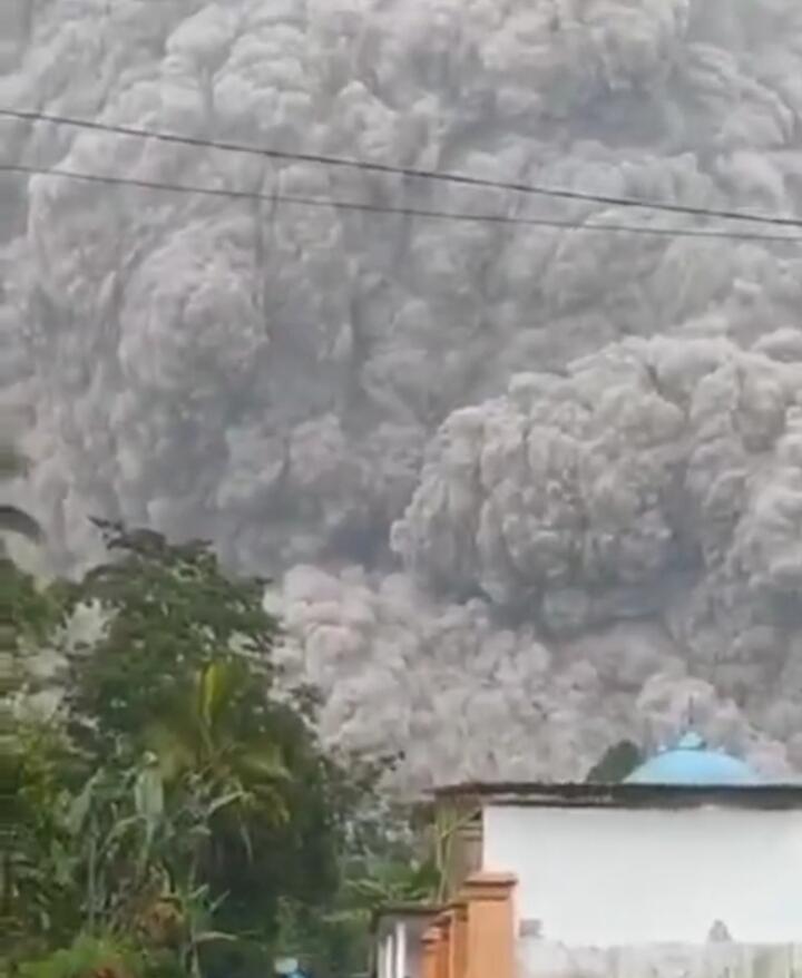 Gunung Semeru Erupsi Disertai Hujan Abu Vulkanik, Kondisinya Seperti Malam